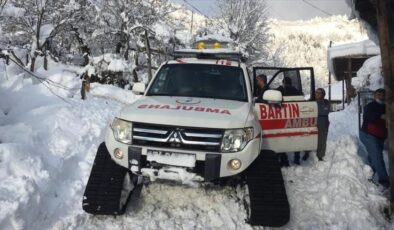 Kar nedeniyle köyde mahsur kalan hastaya 3 saatte ulaşıldı