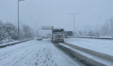 Düzce-Zonguldak yolunda kar yağışı