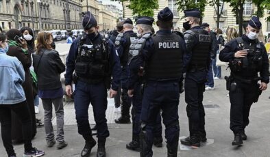 Fransa’da 6 polise hapis cezası