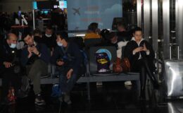 Rus ve Ukraynalı yolcuların İstanbul Havalimanı’nda bekleyişi sürüyor