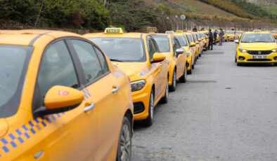 Taksiciler taksimetre ayarı için uzun kuyruklar oluşturdu