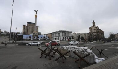 Kiev’de barikatlar kaldırılıyor