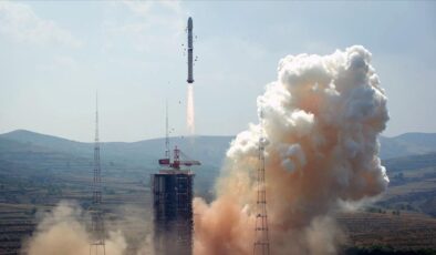 Çin, Alçak Yer Yörüngesi’ne 3 iletişim test uydusu fırlattı