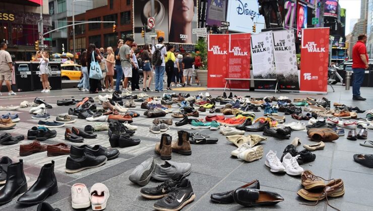 New York’un Times Meydanı’na 15 Temmuz şehitleri anısına 251 çift ayakkabı konuldu