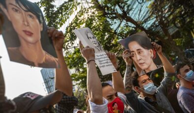 Myanmar’da devrik lider Suu Çii tutulduğu gizli yerden hapishaneye taşındı