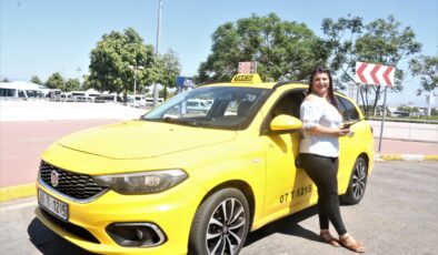 Antalya’nın yüksek lisanslı taksicisi Kübra kıskandırıyor