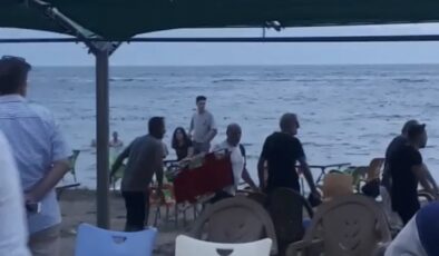 Bursa’da deniz kenarında sandalyeli kavga kameralarda