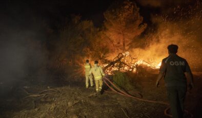 Antalya’nın Kaş ilçesindeki yangın kontrol altına alınmaya çalışılıyor