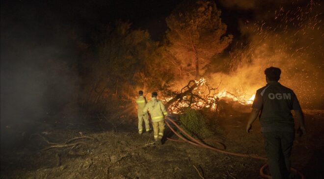 Antalya’nın Kaş ilçesindeki yangın kontrol altına alınmaya çalışılıyor