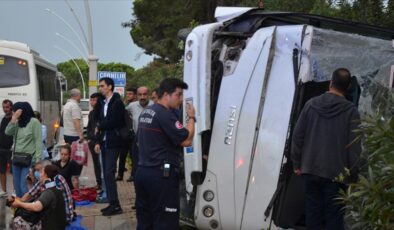 ANTALYA – Servis midibüsü devrildi, 9 kişi yaralandı