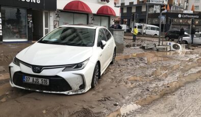 Antalya’da kuvvetli yağış sele neden oldu