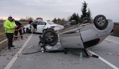 <strong>Kırklareli’nde iki otomobilin çarpıştığı kazada 3 kişi yaralandı</strong>