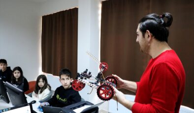 <strong>Edirne’de “kış okuluna” giden öğrenciler kod yazılımı öğreniyor, robot yapıyor</strong>