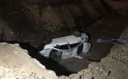 <strong>Bursa’da metro hattı yapımı için kazılan çukura düşen otomobilin sürücüsü yaralandı</strong>