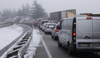 <strong>Bursa-İstanbul kara yolunda kar yağışı nedeniyle yoğunluk oluştu</strong>