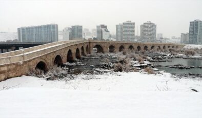 <strong>Sivas’ta kar nedeniyle 48 köy yolu ulaşıma kapandı</strong>