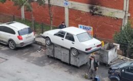 <strong>Otomobilin caddeye park edilmesine kızan esnaf, aracı forkliftle çöp konteynerine koydu</strong>