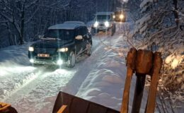 <strong>Sakarya’da karda mahsur kalan 10 araç kurtarıldı</strong>