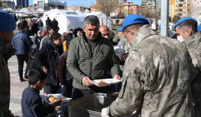 <strong>Mehmetçik, güvenliğini sağladığı depremzedelere sıcak yemek hizmeti de veriyor</strong>