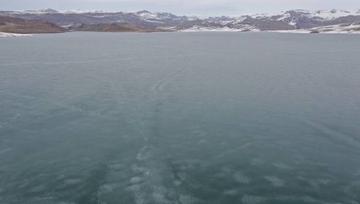 Kuraklığın etkisi altındaki Ağrı’da baraj gölünün yüzeyindeki buzlar çözülmeye başladı