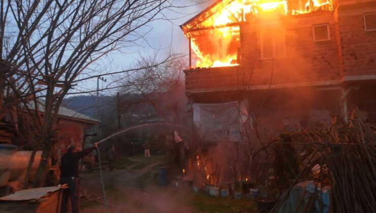<strong>Sakarya’da iki katlı ev yangında kullanılamaz hale geldi</strong>