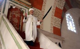 Edirne’deki Eski Cami’de imamlar 6 asırdır cuma ve bayram hutbelerine kılıçla çıkıyor