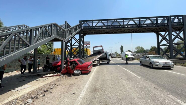 Bursa’da üst geçide çarpan otomobildeki 2 kişi yaralandı