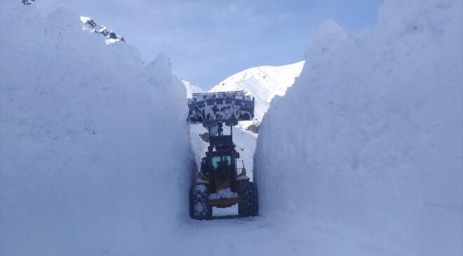 Hakkari’de ekipler kar kalınlığının 7 metreyi bulduğu bölgede kapalı yolları açıyor