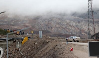 Erzincan’da maden ocağında toprak altında kalan işçileri arama çalışmaları sürüyor