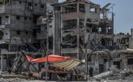 Gazze’deki Han Yunus Belediyesi, imkansızlıklara rağmen İsrail’in bıraktığı enkazı temizliyor