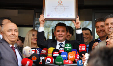 Osmangazi Belediye Başkanı Erkan Aydın mazbatasını aldı