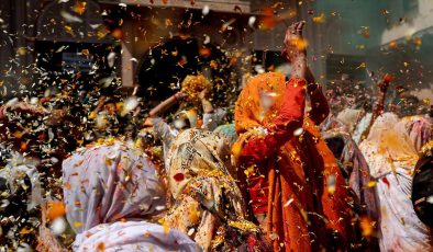 Hindistan’da on binlerce kişi, “Holi” bahar festivalini kutladı