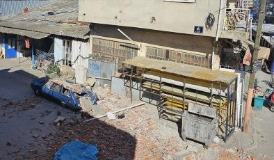 İzmir’de kuvvetli rüzgarda yıkılan duvar, otomobilde hasara neden oldu