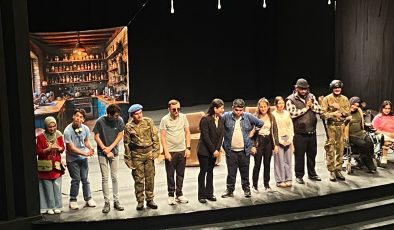 Bursa’da “Bavulun Laneti” oyunu perde açtı