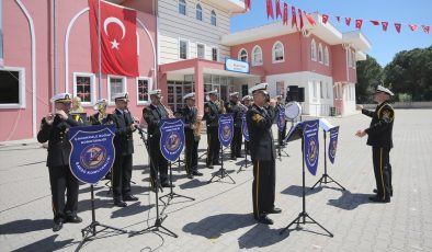 Çanakkale Boğaz ve Garnizon Komutanlığı Bandosu köy okulunda konser verdi